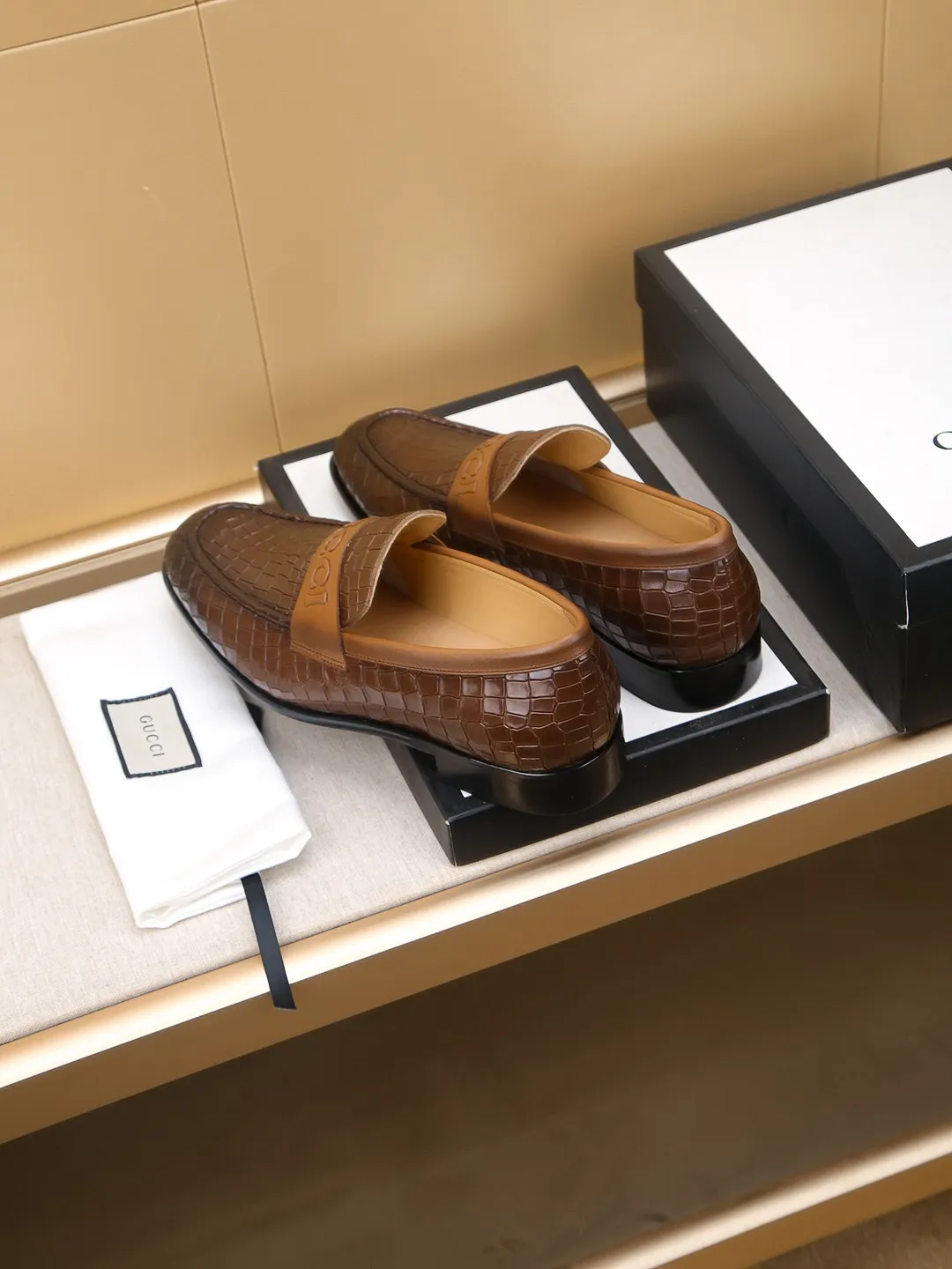 Men's men's shoes 💰460 🆘【GUCCI】Gucci ·🐂里· Hot-selling beanie shoes, top brand luxury, top quality, latest fashion beanie shoes.. The upper is made of original high mercerized smooth cow suede. (Full top layer water-dyed 🐂 leather and lining). The original stylish and stylish soft rubber wear-resistant and non-slip outsole is light and comfortable on the foot, available in 2 colors! Matching code: 39-44 (customized at 38.45.46.47)